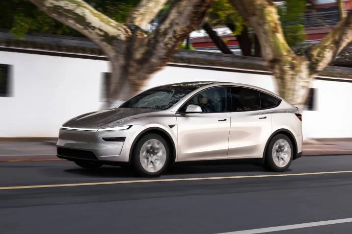 تسلا تطلق سيارة جديدة ( TESLA Y L) لإنعاش مبيعاتها في أميركا