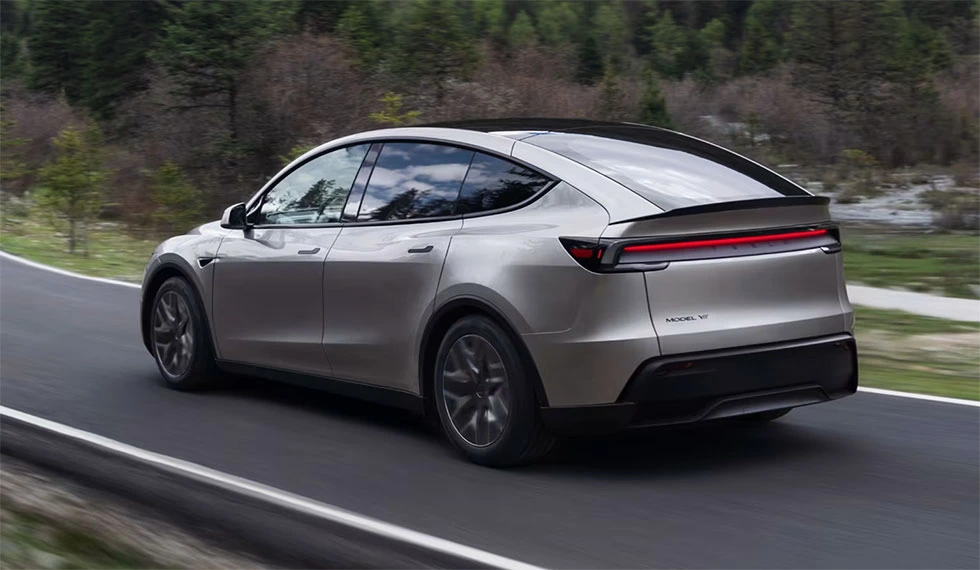 تسلا تطلق سيارة جديدة ( TESLA Y L) لإنعاش مبيعاتها في أميركا